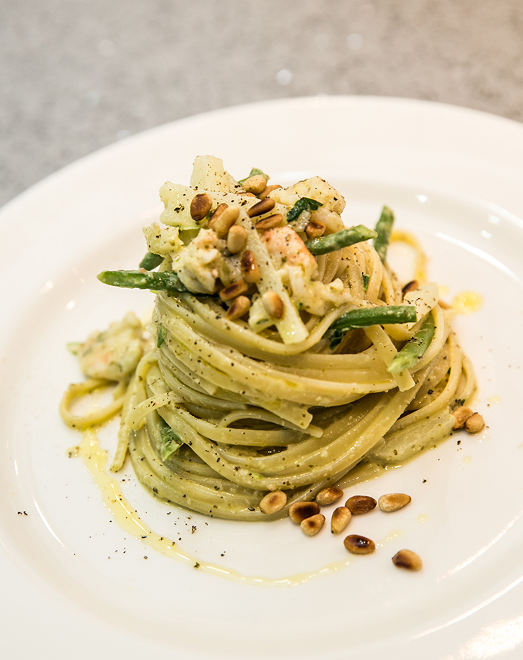 Bavette pasta with prawns, pesto Genovese, potatoes and green beans